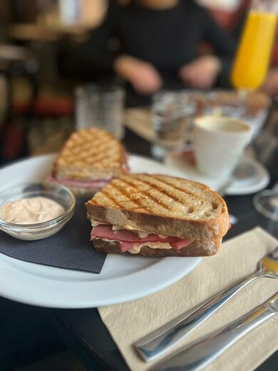 Brunch pastrami sendvič.jpg